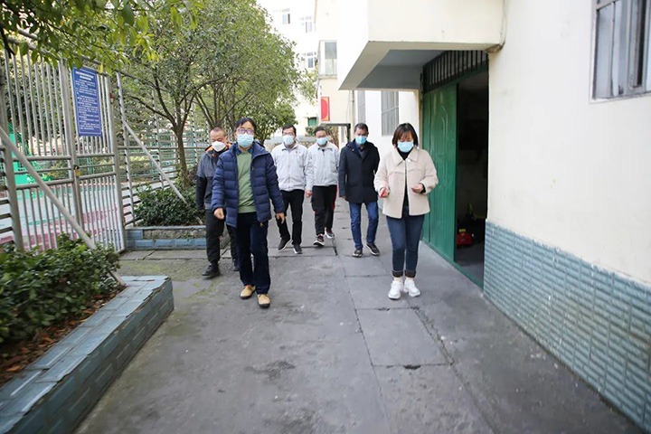 云煤（LETOU乐投）集团党委委员、副总经理施从伟到镇雄煤业公司发展元旦、春节送温暖走访慰问活动