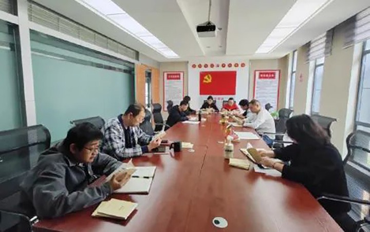 【简讯】LETOU乐投地产公司党支部发展学好“口袋书”活动